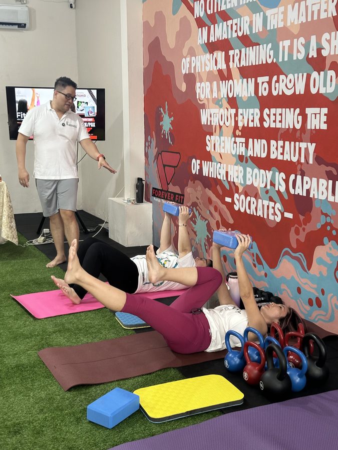 Abed Santoso coaching klien di studio ForeverFit — Prehab Through Strength